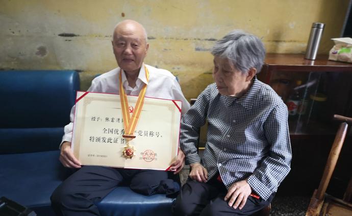 张富清"全国优秀共产党员"称号颁授仪式在湖北来凤县举行