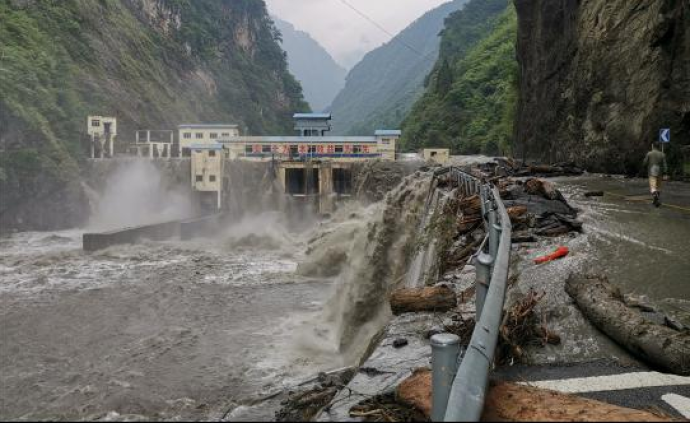 四川卧龙龙潭水电站大坝漫坝情况好转,水位持续下降