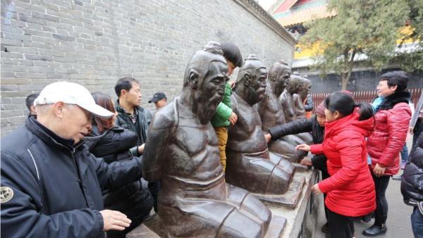 河南淮阳太昊陵庙会香客排队打"秦桧",称不打心里不是