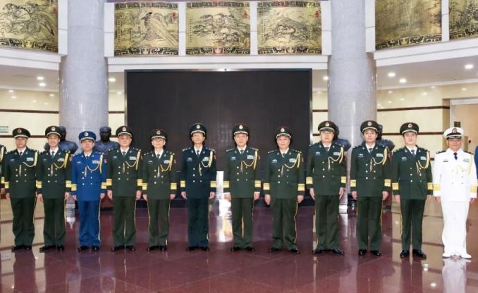 东部战区海军举行晋升大校军衔仪式