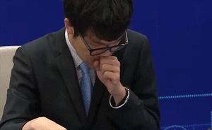 抓头发捂胸口,柯洁表情包被"玩坏"