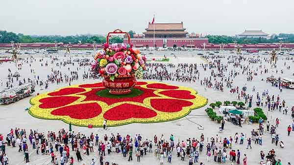 天安门广场国庆大花篮亮相