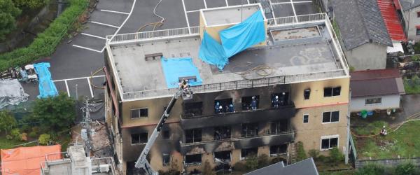 京都动画工作室大火燃烧近20小时后熄灭，警方展开现场调查