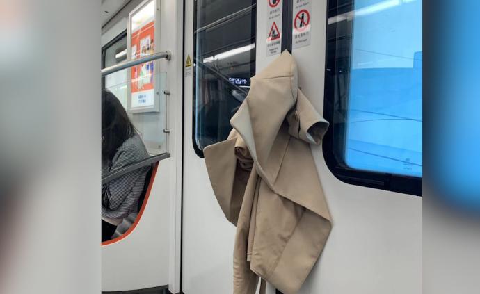 大衣里面镂空坐地铁图片