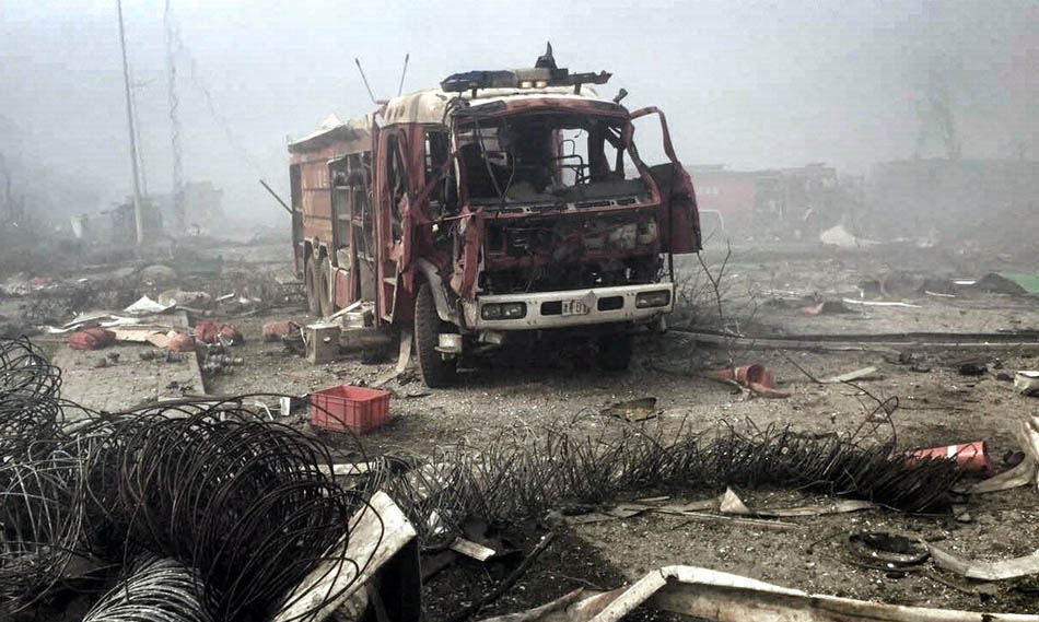 天津大爆炸消防车图片