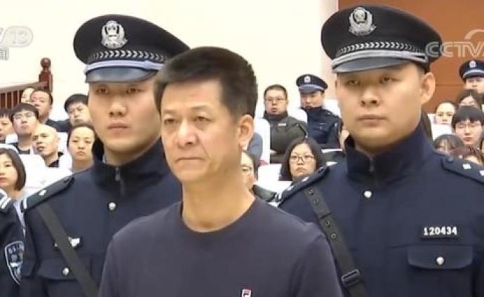 法治课束昱辉获刑后仍担任多家公司高管律师需依法退出